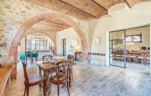 Villa Dicondra: A welcoming two-story villa in the characteristic style of the Tuscan countryside, with Free WI-FI.