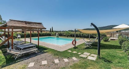 Villa Dicondra: A welcoming two-story villa in the characteristic style of the Tuscan countryside, with Free WI-FI.