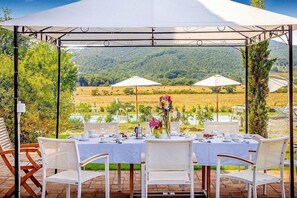 Outdoor dining - Villa Dicondra: A welcoming two-story villa in the characteristic style of the Tuscan countryside, with Free WI-FI. (Gavorrano)