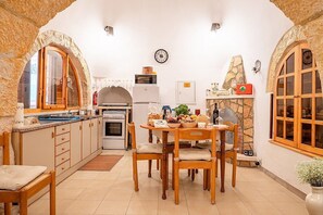 Frigorífico, microondas, placa de cocina y cafetera o tetera