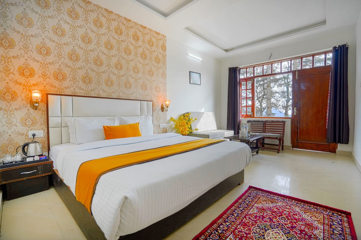 Ropa de cama de alta calidad, muebles diferentes y escritorio