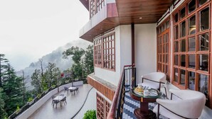 A hotel with a balcony overlooking a mountainous landscape. - Pax Ark Dalhousie (Dalhousie)