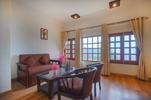 Habitación superior | Ropa de cama de alta calidad, muebles diferentes y escritorio 