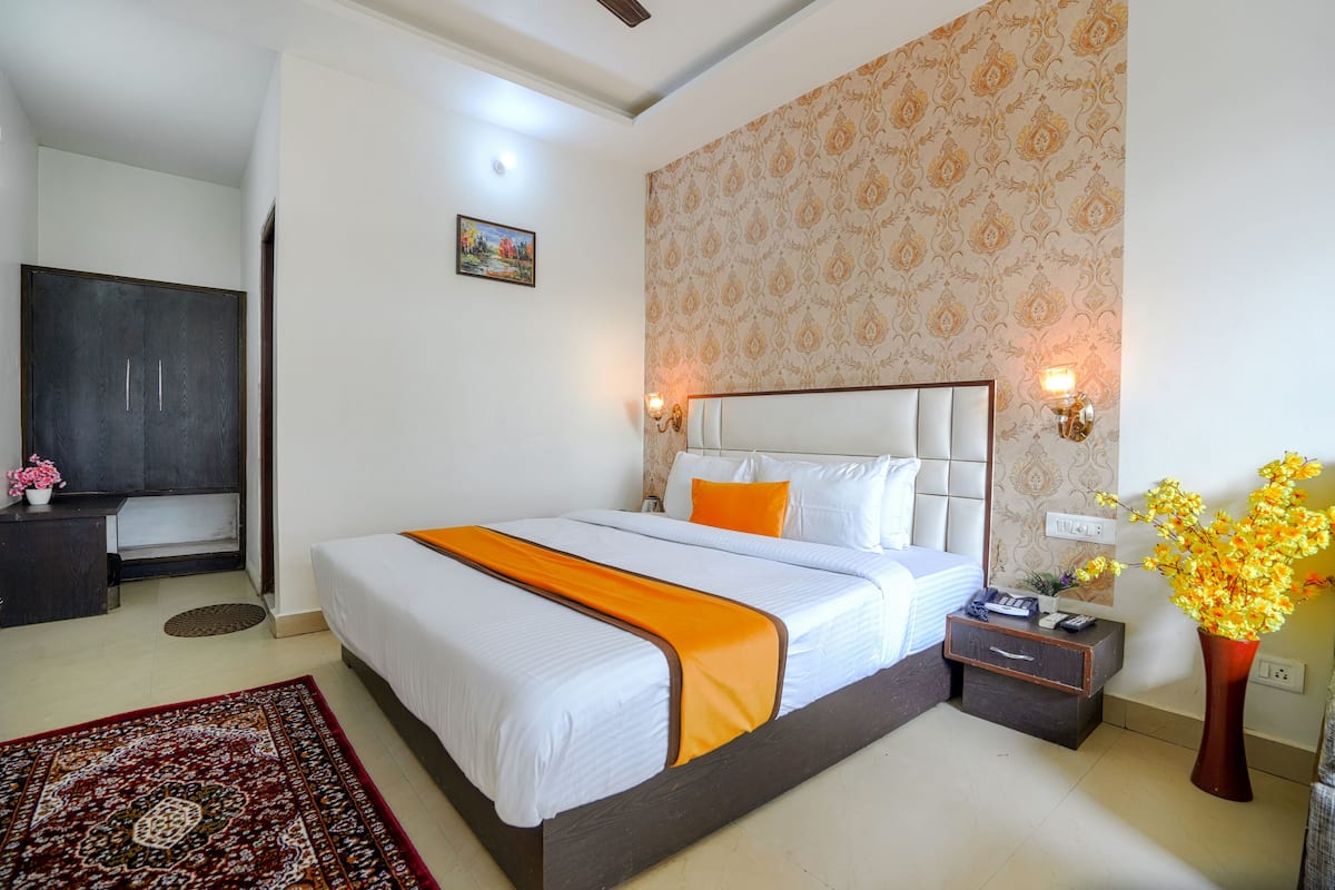 Habitación Deluxe | Ropa de cama de alta calidad, muebles diferentes y escritorio