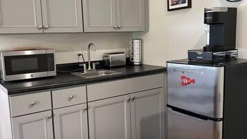 Frigorífico, microondas, cafetera o tetera y tostadora