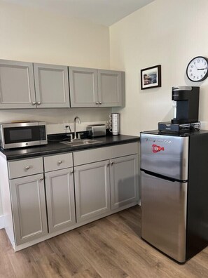 Kühlschrank, Mikrowelle, Wasserkocher mit Kaffee-/Teezubehör, Toaster