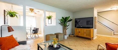 Una televisión, una oficina