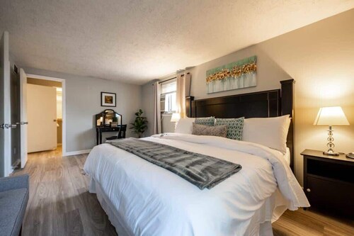 4BR w/Pool Table & Game Room, Near DT, Sleeps 11