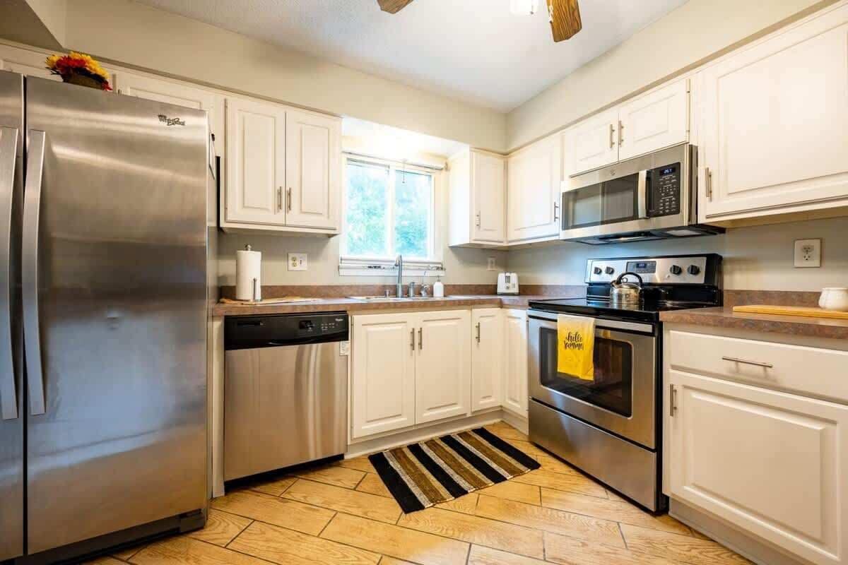 Frigorífico, microondas, horno y placa de cocina