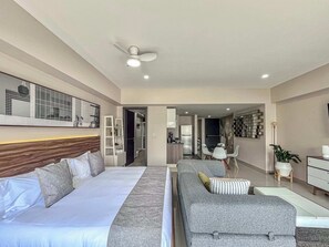 1 habitación, caja de seguridad en la habitación y escritorio 