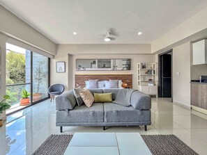 TV connectée, chaîne hi-fi, espaces bureaux