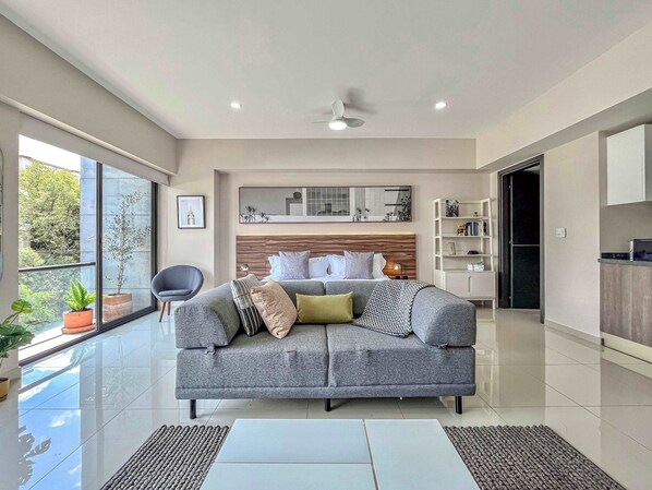 Smart TV, chimenea, libros y estéreo 