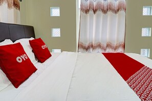 Laptop workspace, free WiFi, bed sheets - OYO 91707 Jannah Homestay Syariah (Batu)