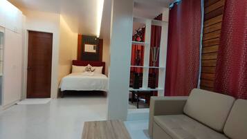 Deluxe Single Room, 1 Queen Bed | Desk, laptop workspace, soundproofing, free WiFi