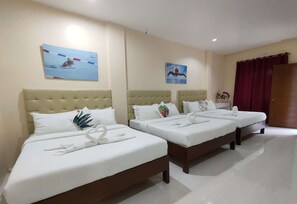 Familie driepersoonskamer, meerdere bedden | Een bureau, een laptopwerkplek, geluiddichte muren, gratis wifi