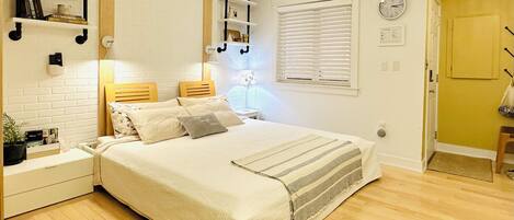 1 Schlafzimmer, Schreibtisch, schallisolierte Zimmer