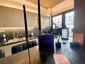 Kühlschrank, Ofen, Herdplatte, Wasserkocher mit Kaffee-/Teezubehör