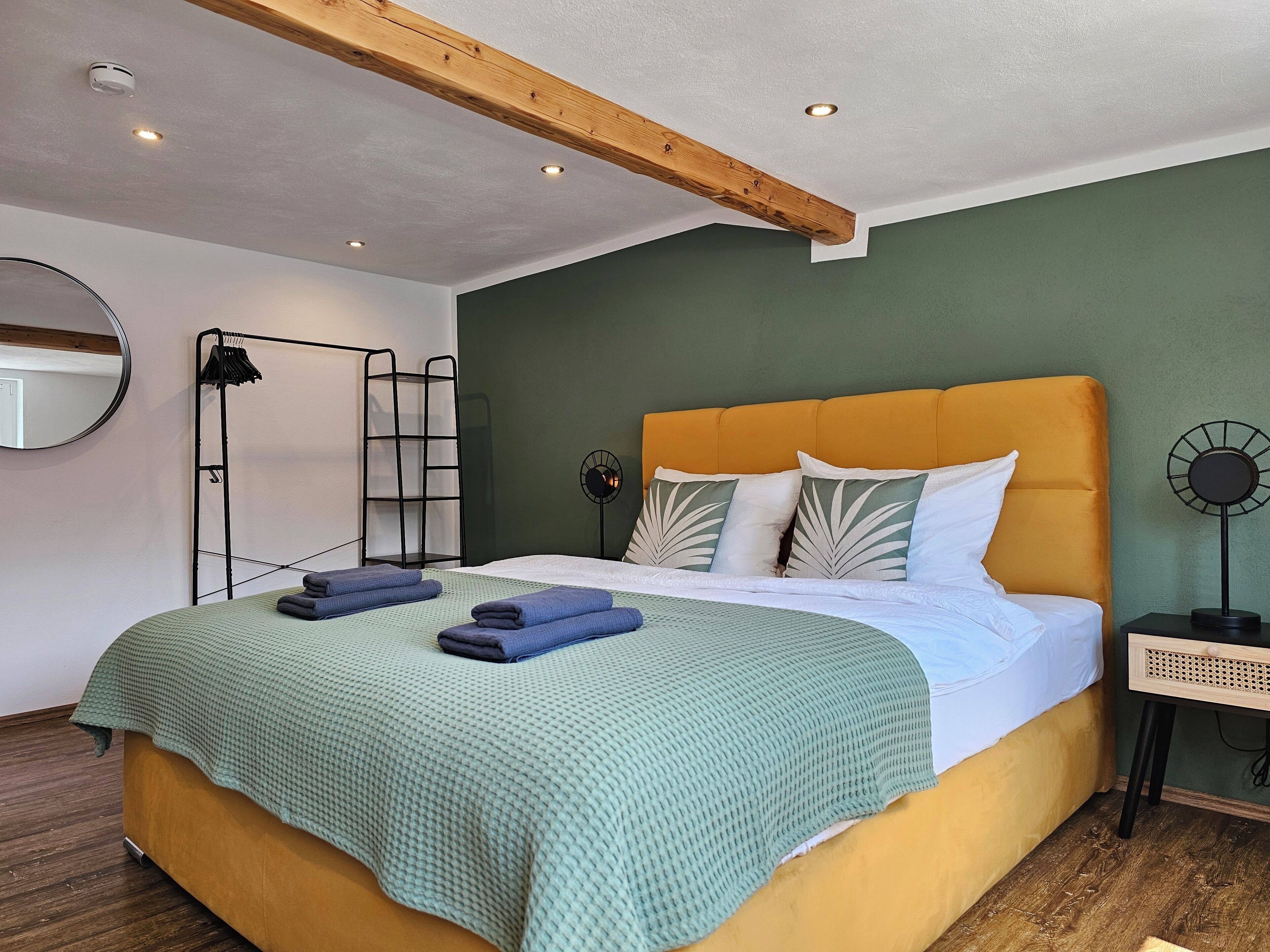 2 Schlafzimmer, Schreibtisch, Bügeleisen/Bügelbrett, Reisekinderbett