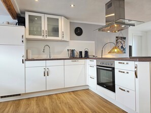 Kjøleskap, mikrobølgeovn, ovn og kokeplater