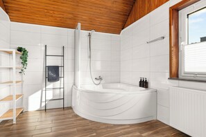 Haartrockner, Handtücher, Seife, Shampoo