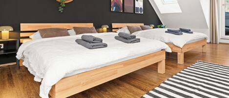 2 chambres, bureau, fer et planche à repasser, lit de bébé portatif