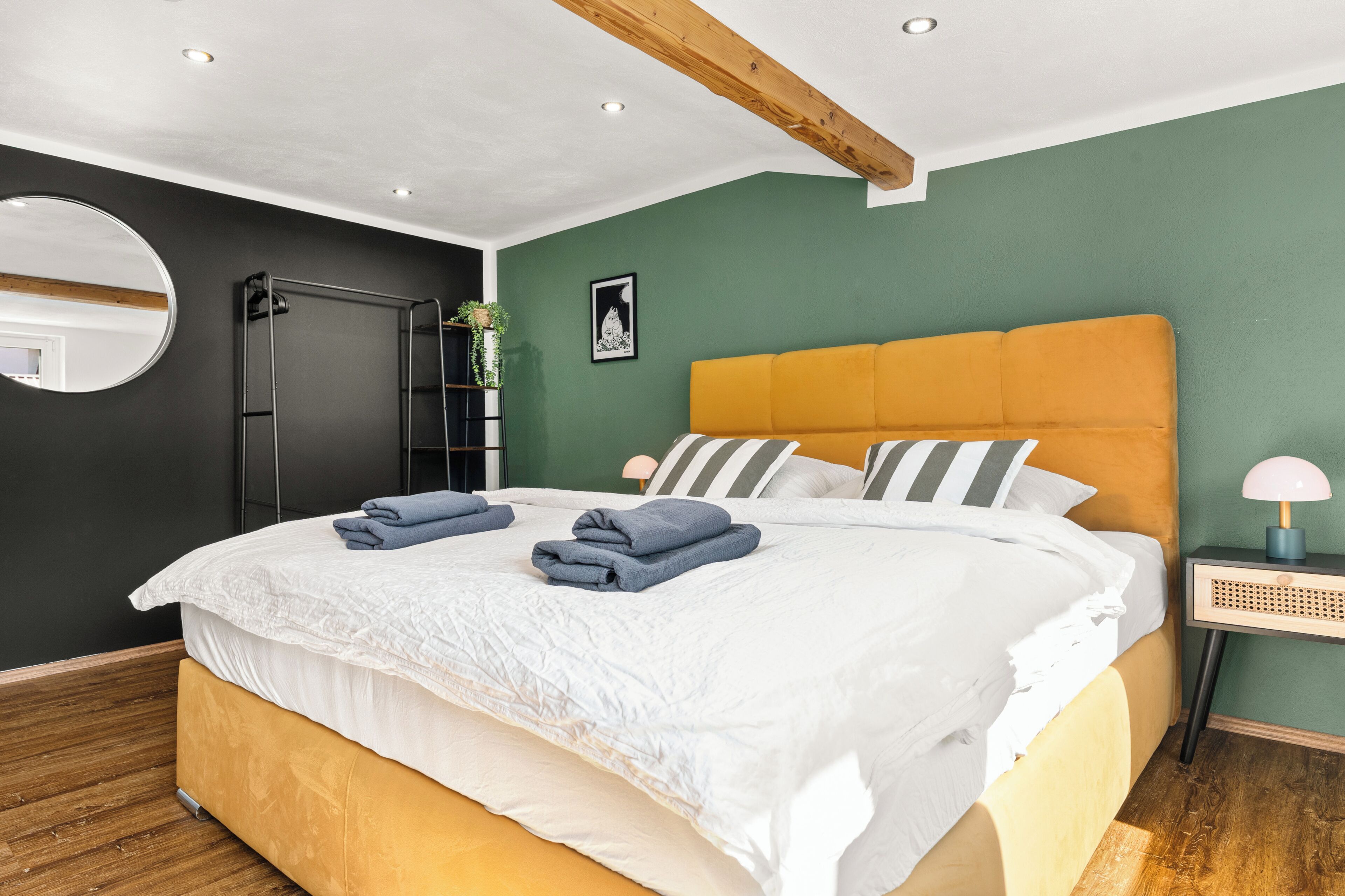 2 Schlafzimmer, Schreibtisch, Bügeleisen/Bügelbrett, Reisekinderbett