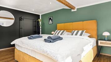 2 Schlafzimmer, Schreibtisch, Bügeleisen/Bügelbrett, Reisekinderbett
