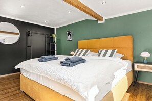 2 Schlafzimmer, Schreibtisch, Bügeleisen/Bügelbrett, Reisekinderbett