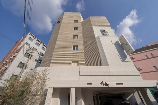 Un hotel moderno con una estructura alta y rectangular y un techo plano.