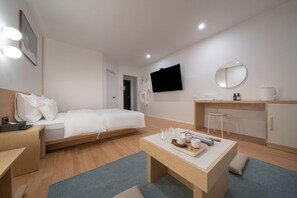 A modern hotel room with a bed, a desk, a TV, and a mirror. - Anook Hotel Cheonan Station Ⅰ (Cheonan)