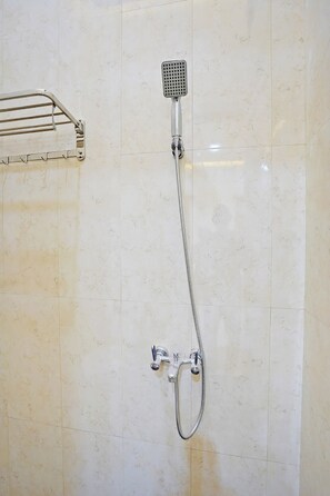Habitación estándar doble | Baño | Ducha, toallas y jabón