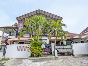 Exterior - Hotel O Griya Sandi Residence Family NearPantai Boom (Banyuwangi)