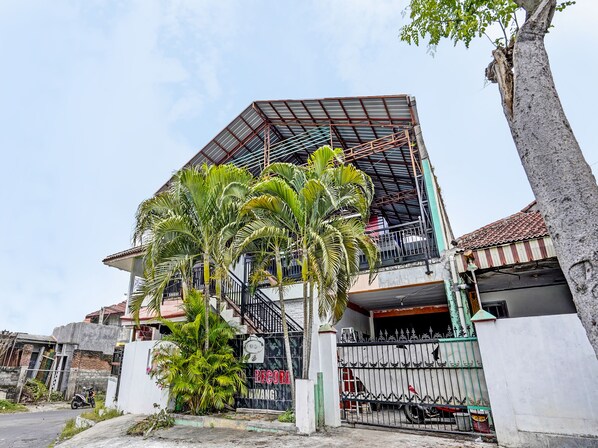Exterior - Hotel O Griya Sandi Residence Family NearPantai Boom (Banyuwangi)