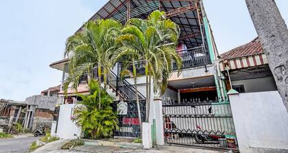 Hotel O Griya Sandi Residence Family NearPantai Boom