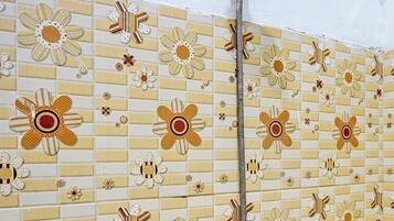 Kamar Double | Kamar mandi | Shower dan sabun