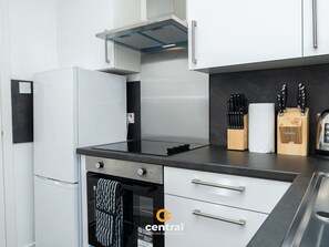 Cookware/dishes/utensils, dining tables