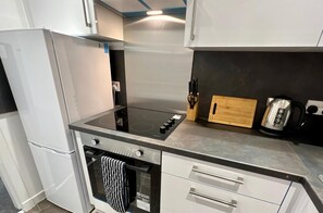 Cookware/dishes/utensils, dining tables