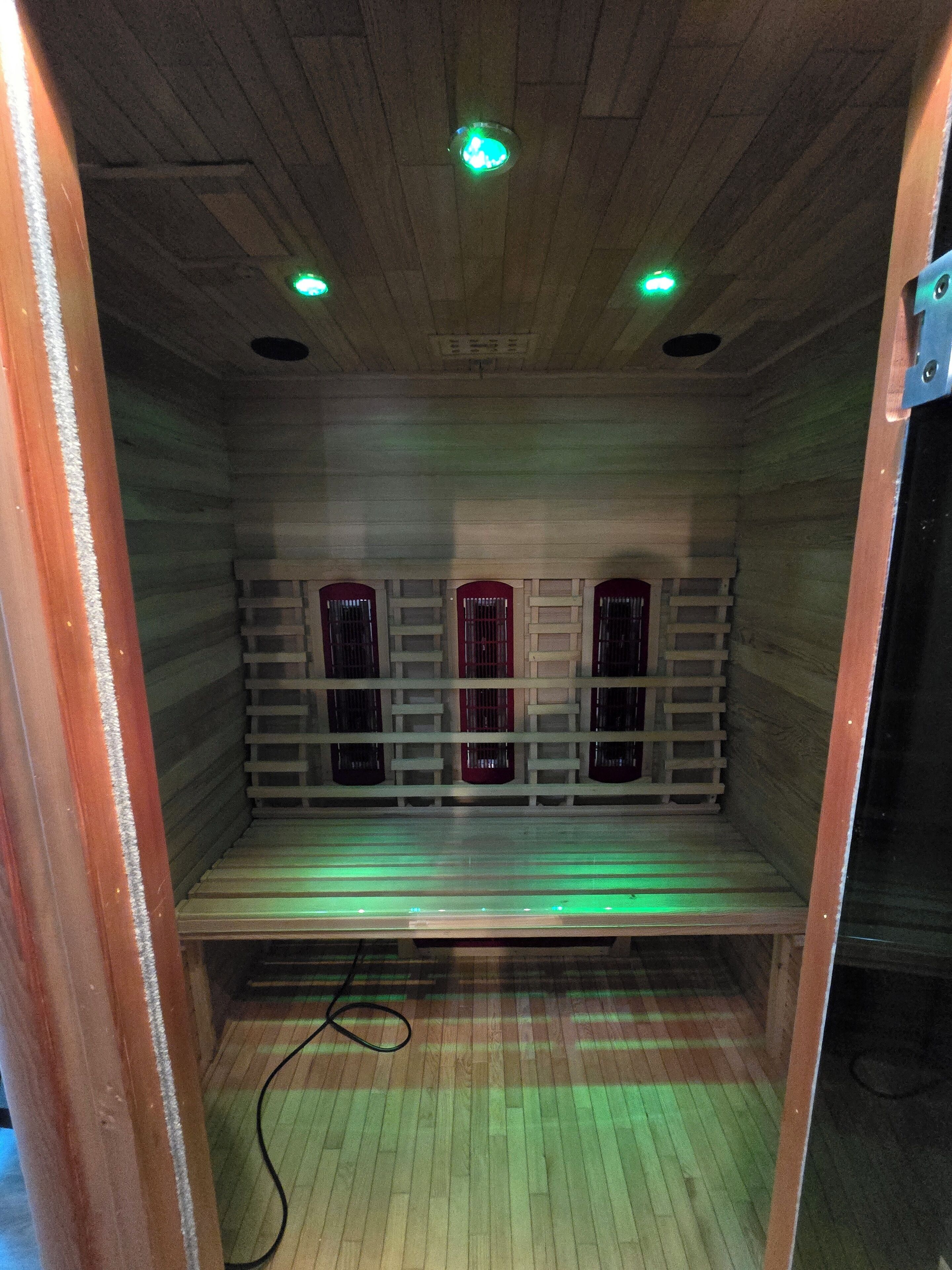 Een sauna met houten banken en een schuine kap.