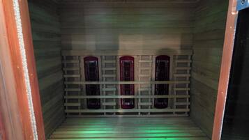 Een sauna met houten banken en een schuine kap.