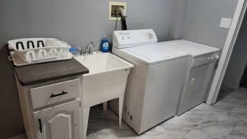 Doccia, asciugacapelli, asciugamani, sapone