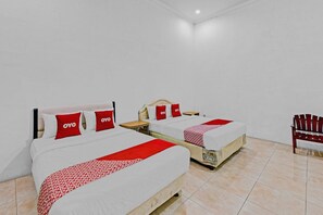 Triple Room | Desk, soundproofing, bed sheets - Hotel O Intan (Kebasen)
