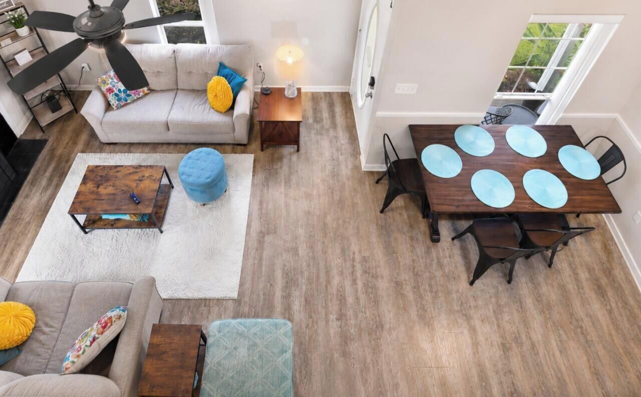 Un salon comprenant un canapé, une table basse et une table à manger avec des chaises.
