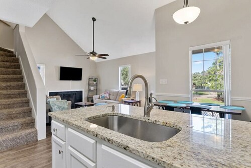 Upscale Cozy Convenient Quality Beds Huge Lake