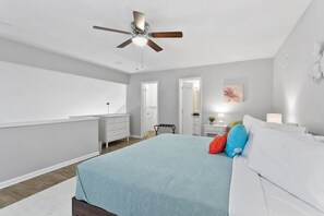 Escritorio, tabla de planchar con plancha, cuna de viaje y wifi gratis 