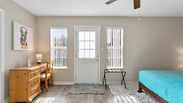 Bureau, fer et planche Ă repasser, lit parapluie, Wi-Fi gratuit