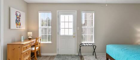 デスク、アイロン / アイロン台、旅行用ベビーベッド、WiFi (無料)