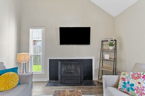 Smart TV, chimenea, oficina y monitor de computadora 