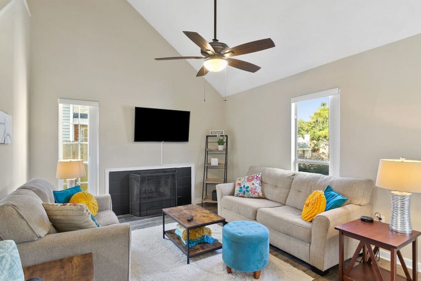 TV connectée, cheminée, espaces bureaux, écrans d'ordinateur