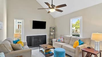 TV connectée, cheminée, espaces bureaux, écrans d'ordinateur