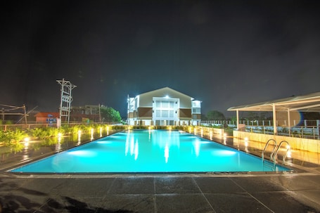 2 outdoor pools